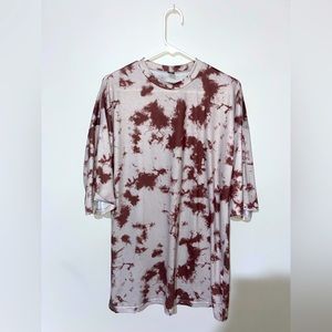 Oversized spotted t-shirt.
